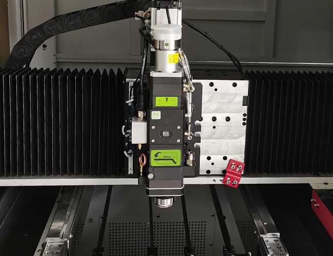 Precision CNC Sheet Metal Fiber Laser Cutting Machine 2000W With Enclosed Cover